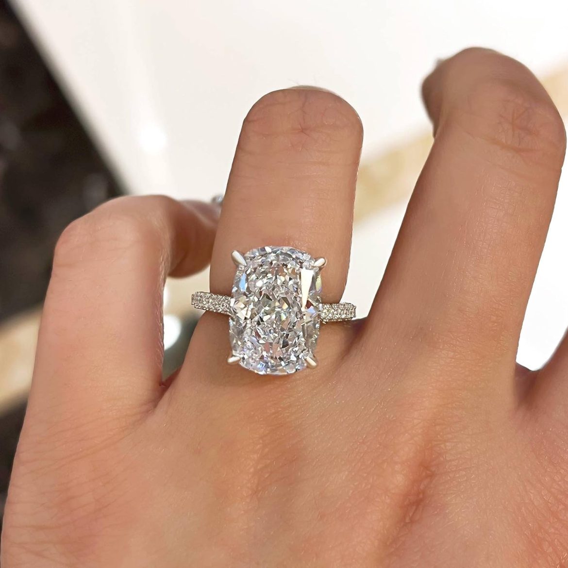 Cushion cut travel ring
